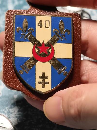 抚柳草堂-第二十六期章牌钱币  奖章勋章 满百包邮 放漏专场 法国第40炮兵团证章（北非军团） 历史原品 新月与红星 这是北非军团（Troupes Coloniales）的标志性配色在阿尔及利亚战争期间该团驻扎在北非地区 