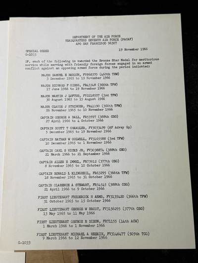 戎马世界章牌大赏第115期 美国空军建设人员奖章大套，包含得主获得的三枚奖章，勋标与各种证章，证书证件等，内容非常丰富，得主参与了二战越战，在韩国与阿波罗计划航天基地附近驻扎与参与建设过