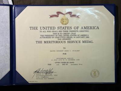 戎马世界章牌大赏第115期 美国飞行员衣服与空军嘉奖以及服役功绩奖章证书一套，获得事迹分别为保障联队从F-4鬼怪到F-16战隼的平稳换装转型以及在担任驻英国本特沃特斯第81战术战斗机联队生命保障主管期间以极强专业能力保障战机完好率，所属单位获评驻欧空军年度最优，为美国空军赢得重大荣誉