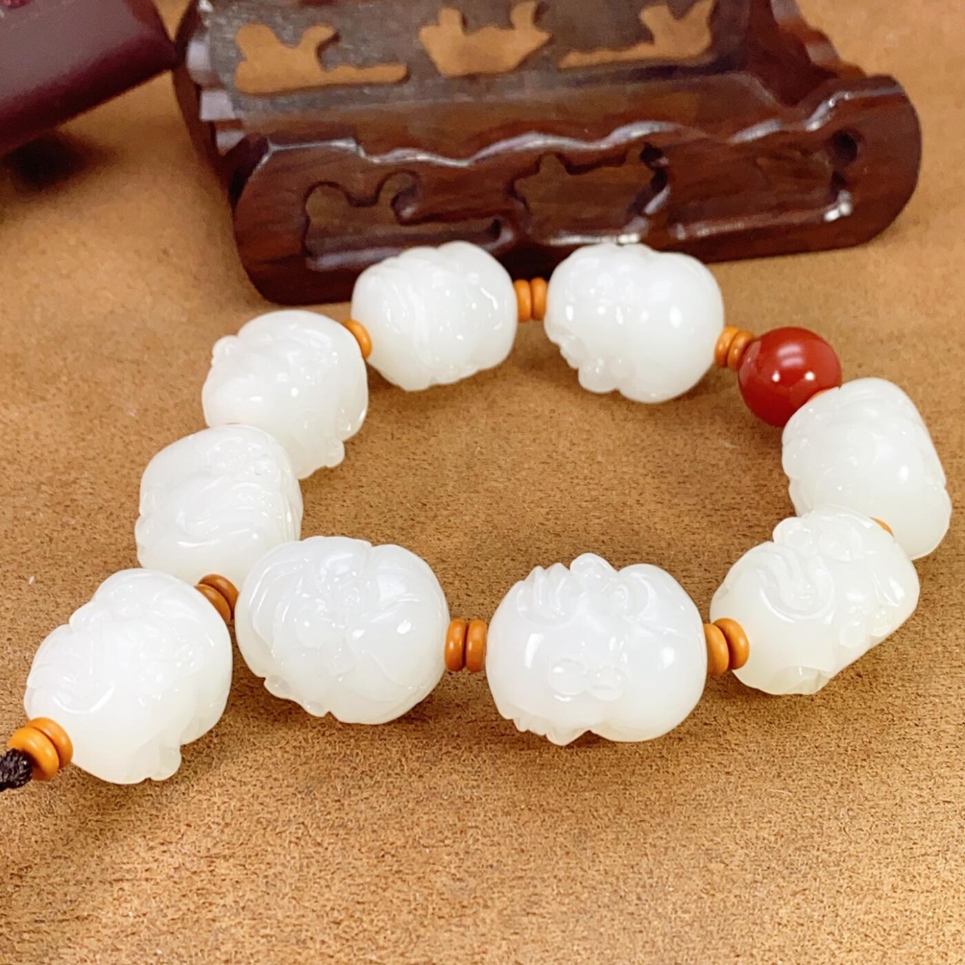 新疆和田玉作品，十八罗汉手持，154.58g，白度一级，油性好，脂粉感十足，超大颗粒，颗颗立体双面工，品相霸气！