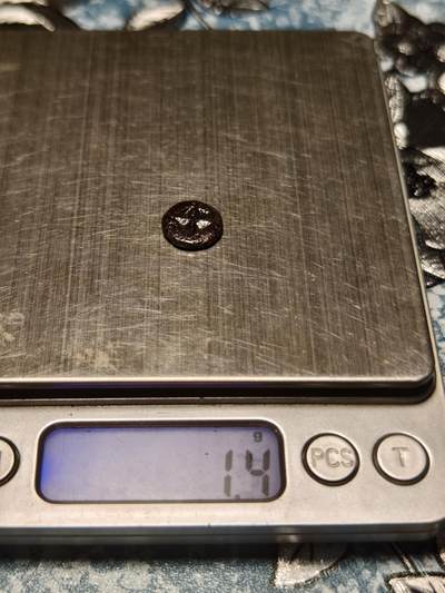 抚柳草堂-第二十六期章牌钱币  奖章勋章 满百包邮 放漏专场 三佛齐王国末期至满者伯夷王国早期打制小银币 1.4g重 水银古包浆漂亮 正面有檀香花徽记，背面爪哇岛文，面值1 Unit或称Masa