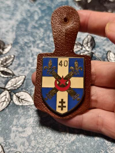 抚柳草堂-第二十六期章牌钱币  奖章勋章 满百包邮 放漏专场 法国第40炮兵团证章（北非军团） 历史原品 新月与红星 这是北非军团（Troupes Coloniales）的标志性配色在阿尔及利亚战争期间该团驻扎在北非地区 