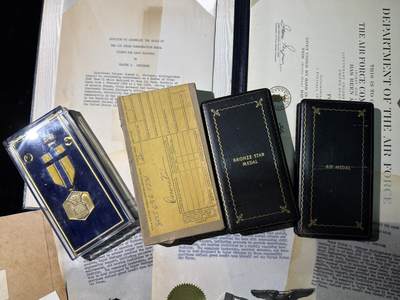 戎马世界章牌大赏第115期 美国空军建设人员奖章大套，包含得主获得的三枚奖章，勋标与各种证章，证书证件等，内容非常丰富，得主参与了二战越战，在韩国与阿波罗计划航天基地附近驻扎与参与建设过