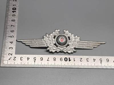 小驴勋章奖章收藏4月18日周六晚六点拍卖（珍爱和平，收藏战争，铭记历史，勿忘国耻，忠党爱国。有偿代拍，送拍规则在简介最后，参拍须阅读规则后再参拍，关系到运费包装发货时效真假辨别等关键信息，拍卖时不再发原图，看大图店主微信码在拍卖店铺介绍里或者找我要） 得三空军帽徽