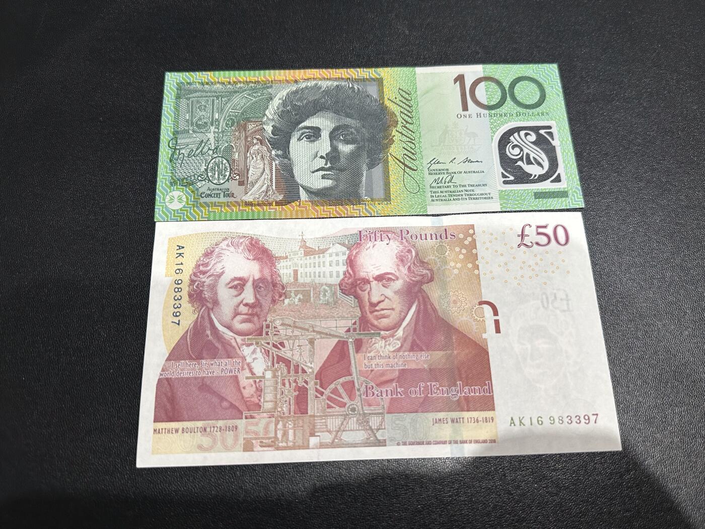 《外钞收藏家》第六百二十八期（精品百拍场）（长期征集拍品、欢迎藏友们联系合作） 2013年澳大利亚100元 全新 轻微压印+F序列50英镑全新UNC 2张一起