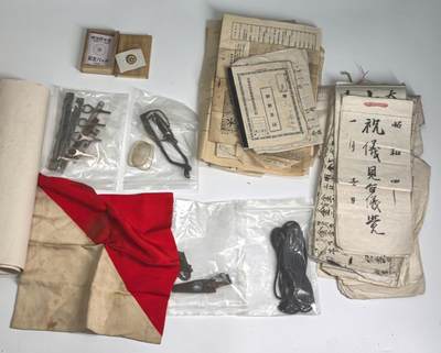 小驴勋章奖章收藏4月18日周六晚六点拍卖（珍爱和平，收藏战争，铭记历史，勿忘国耻，忠党爱国。有偿代拍，送拍规则在简介最后，参拍须阅读规则后再参拍，关系到运费包装发货时效真假辨别等关键信息，拍卖时不再发原图，看大图店主微信码在拍卖店铺介绍里或者找我要） 伟大的抗日战争时期日方从军记章勋记、杂件等在一个皮箱里一套