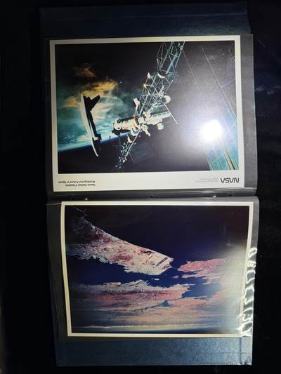 戎马世界章牌大赏第115期 美国证书套，属于柯伊柏机载天文台负责人Robert H. Arnold，他曾作为航空电子技术人员在美国海军服役，后转到美国空军，继续从事飞机航空电子设备专业相关工作。1968年从部队退役后在艾姆斯研究中心（Ames Research Center）工作，担任柯伊伯空中天文台（KAO）负责人，参与了一系列的科学发现，包括天王星存在光环、冥王星周围的大气和星际介质中存在水蒸气等