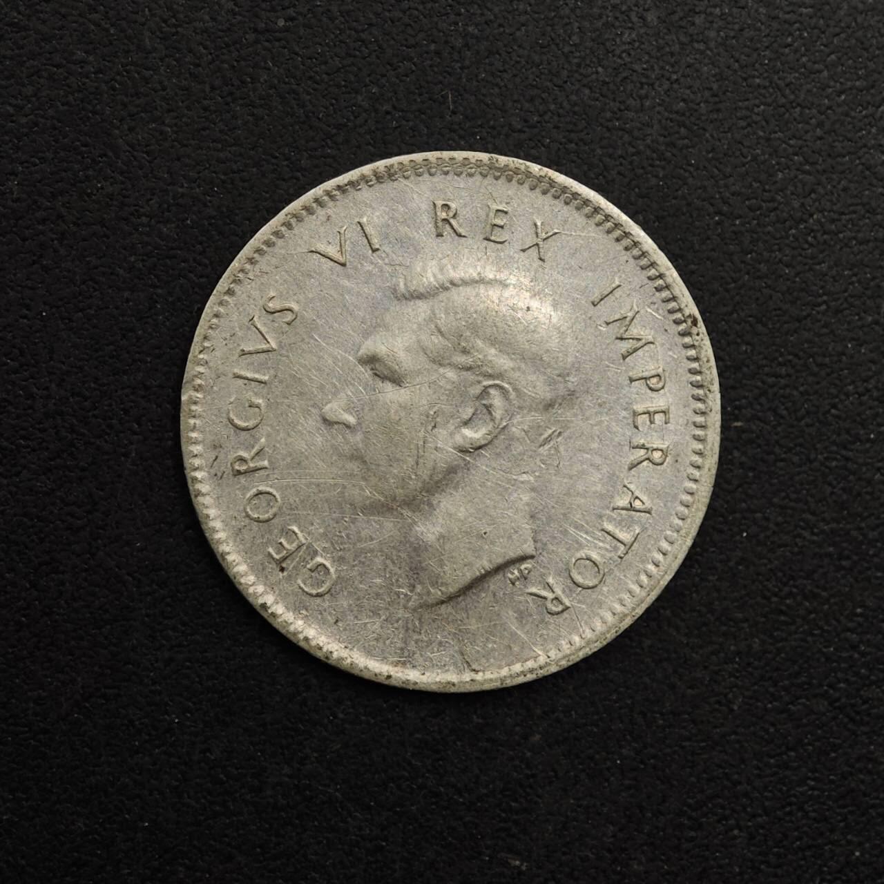 【淘币小摊】实时拍第八百九十三拍   散币场    每周一统一发货 南非1942年乔治六世3便士银币