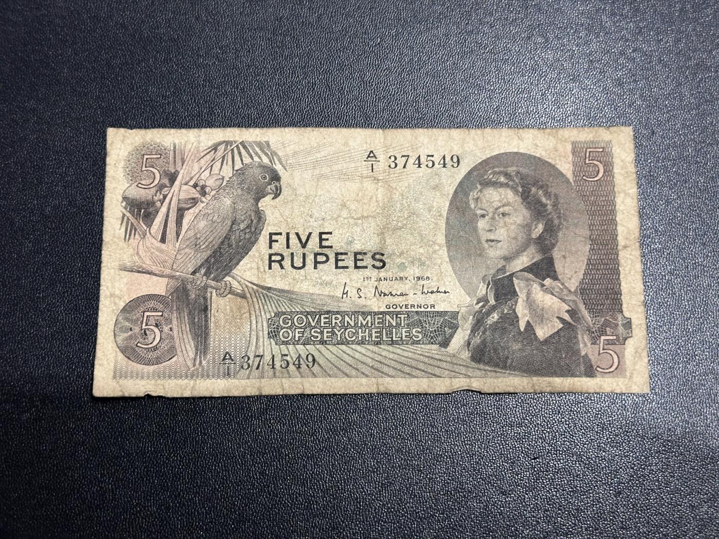 《外钞收藏家》第六百二十八期（精品百拍场）（长期征集拍品、欢迎藏友们联系合作） 1968年塞舌尔5卢比 非全新 品相如图 A/1冠