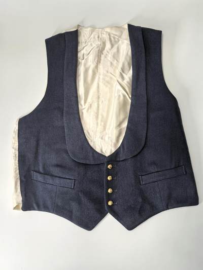 小驴勋章奖章收藏4月18日周六晚六点拍卖（珍爱和平，收藏战争，铭记历史，勿忘国耻，忠党爱国。有偿代拍，送拍规则在简介最后，参拍须阅读规则后再参拍，关系到运费包装发货时效真假辨别等关键信息，拍卖时不再发原图，看大图店主微信码在拍卖店铺介绍里或者找我要） 英国皇家空军RAF礼服马甲裤子一套，没量尺寸，170cm偏胖成年男性可以穿