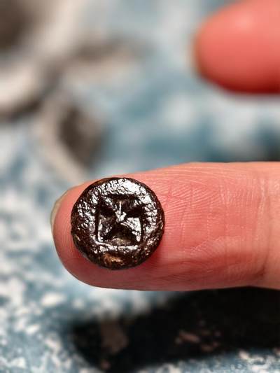 抚柳草堂-第二十六期章牌钱币  奖章勋章 满百包邮 放漏专场 三佛齐王国末期至满者伯夷王国早期打制小银币 1.4g重 水银古包浆漂亮 正面有檀香花徽记，背面爪哇岛文，面值1 Unit或称Masa