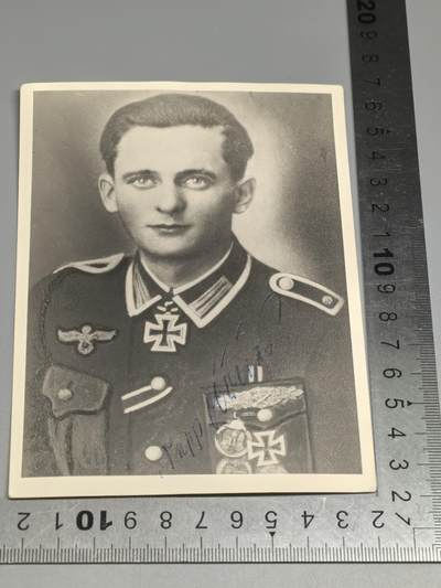 小驴勋章奖章收藏4月18日周六晚六点拍卖（珍爱和平，收藏战争，铭记历史，勿忘国耻，忠党爱国。有偿代拍，送拍规则在简介最后，参拍须阅读规则后再参拍，关系到运费包装发货时效真假辨别等关键信息，拍卖时不再发原图，看大图店主微信码在拍卖店铺介绍里或者找我要） 约瑟夫．多里斯（Josef Dorries) 战后照片上的战后签名原件。Josef Dorrie s下士（1923 年 6 月 7 日 - 2007 年 7 月9日）于1944年4月5日以36步兵师87步兵团第六连的士官获得骑士铁十字勋章。