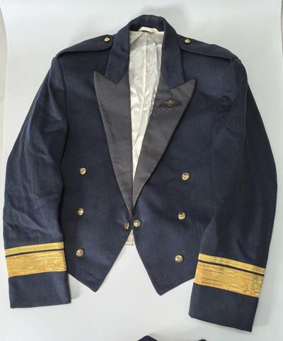 小驴勋章奖章收藏4月18日周六晚六点拍卖（珍爱和平，收藏战争，铭记历史，勿忘国耻，忠党爱国。有偿代拍，送拍规则在简介最后，参拍须阅读规则后再参拍，关系到运费包装发货时效真假辨别等关键信息，拍卖时不再发原图，看大图店主微信码在拍卖店铺介绍里或者找我要） 英国皇家空军RAF礼服马甲裤子一套，没量尺寸，170cm偏胖成年男性可以穿