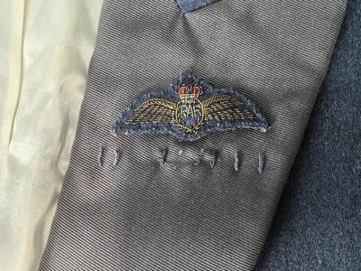 小驴勋章奖章收藏4月18日周六晚六点拍卖（珍爱和平，收藏战争，铭记历史，勿忘国耻，忠党爱国。有偿代拍，送拍规则在简介最后，参拍须阅读规则后再参拍，关系到运费包装发货时效真假辨别等关键信息，拍卖时不再发原图，看大图店主微信码在拍卖店铺介绍里或者找我要） 英国皇家空军RAF礼服马甲裤子一套，没量尺寸，170cm偏胖成年男性可以穿