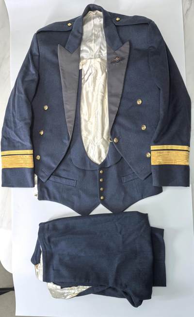 小驴勋章奖章收藏4月18日周六晚六点拍卖（珍爱和平，收藏战争，铭记历史，勿忘国耻，忠党爱国。有偿代拍，送拍规则在简介最后，参拍须阅读规则后再参拍，关系到运费包装发货时效真假辨别等关键信息，拍卖时不再发原图，看大图店主微信码在拍卖店铺介绍里或者找我要） 英国皇家空军RAF礼服马甲裤子一套，没量尺寸，170cm偏胖成年男性可以穿