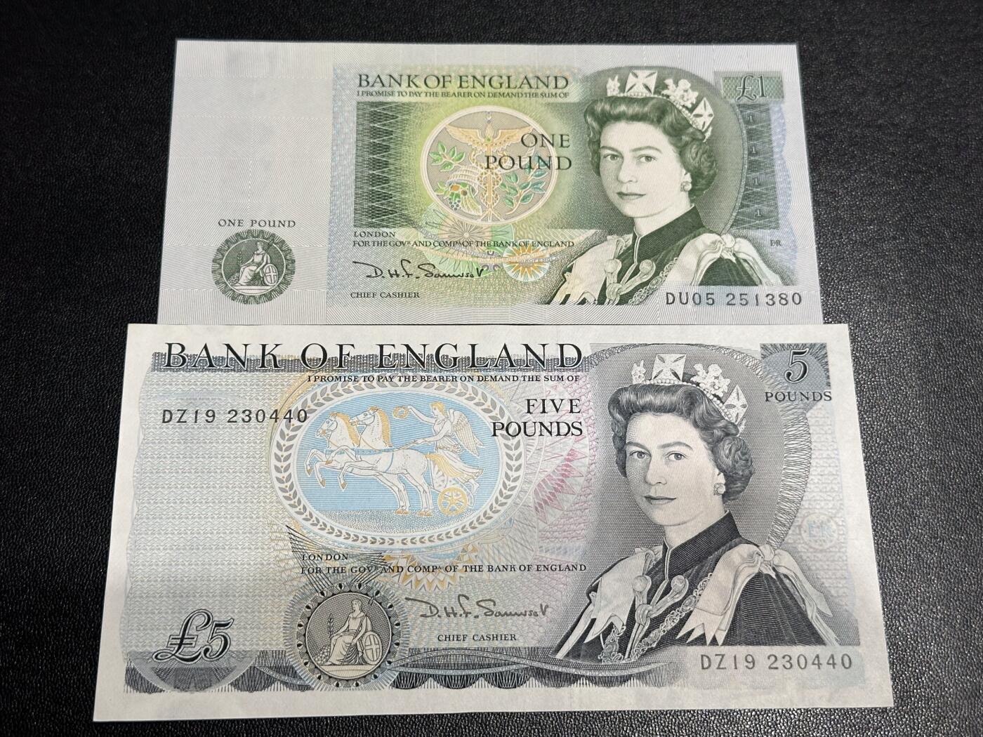 《外钞收藏家》第六百二十八期（精品百拍场）（长期征集拍品、欢迎藏友们联系合作） 英国D序列1和5镑 2张一起 全新UNC 5镑角不绝