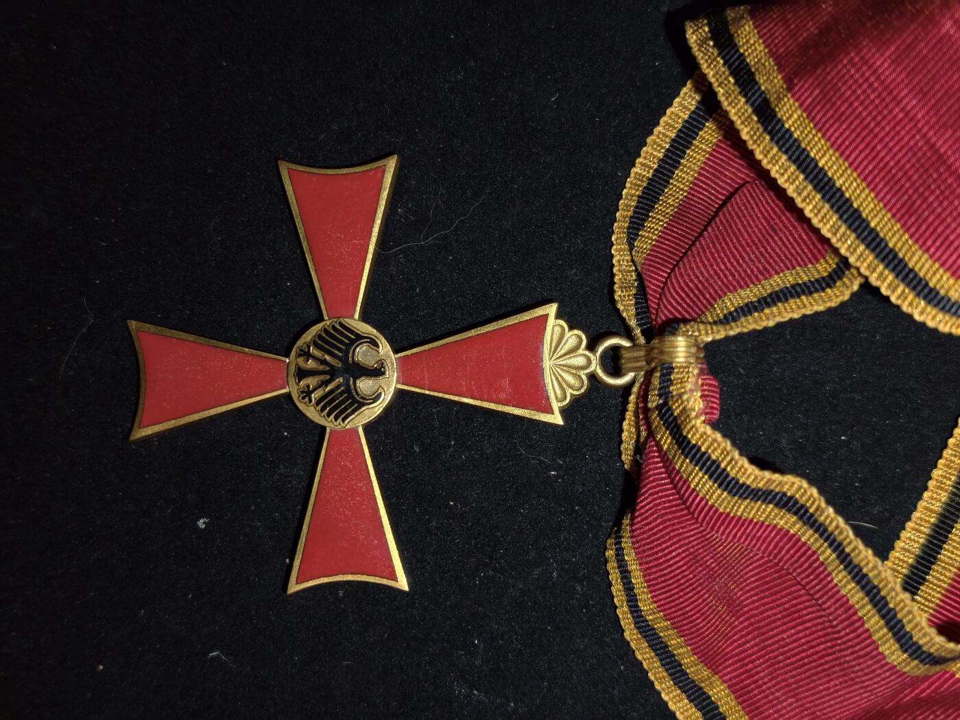 凯旋世界勋赏（第23期）（欢迎送拍）（对拍品有疑问请询问客服，不接受到手刀，出价默认拍品品相。请认真阅读拍卖规则！出价默认已认可！）（收到货请录制开箱视频，无视频概不处理问题。） 联邦德国 指挥官级 联邦十字勋章 带一个星芒的原盒