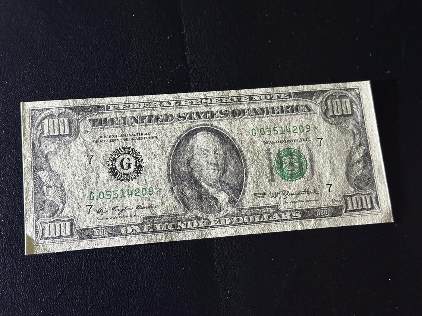 《外钞收藏家》第六百二十八期（精品百拍场）（长期征集拍品、欢迎藏友们联系合作） 1977年美国小头版100美元 补号 UNC-  一个角不绝