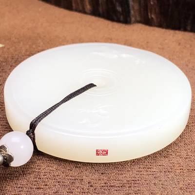 平安大扣子脂白新疆和田玉作品，平安扣，58.63g，直径51，白皮，玉质油润，脂粉感十足，糯性满满，微微结构，双面浮雕工艺，古朴大气，海派玉雕名家作品，有款证全套包装！JL310416 平安大扣子脂白新疆和田玉作品，平安扣，58.63g，直径51，白皮，玉质油润，脂粉感十足，糯性满满，微微结构，双面浮雕工艺，古朴大气，海派玉雕名家作品，有款证全套包装！JL310416