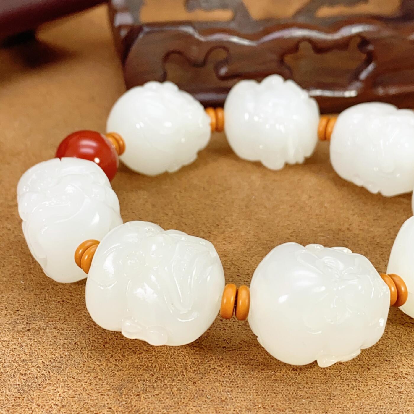 新疆和田玉作品，十八罗汉手持，154.58g，白度一级，油性好，脂粉感十足，超大颗粒，颗颗立体双面工，品相霸气！