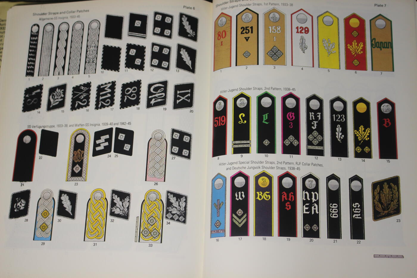 2026.4.21杂货小拍卖 德三组织标识，全书203页，实物照片和彩绘图片作比较，较为详细的介绍了德三的各类军事和民间组织标识，库存品相