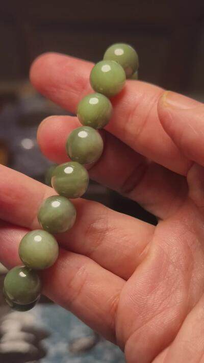 抚柳草堂-第二十六期章牌钱币  奖章勋章 满百包邮 放漏专场 和田玉猫眼碧玉手串 和田粉青料质地细腻结构紧密 料子老熟具有丝绢光泽 部分珠子具有猫眼效应 珠径11.5mm 重41.6g 上手效果百搭 显白