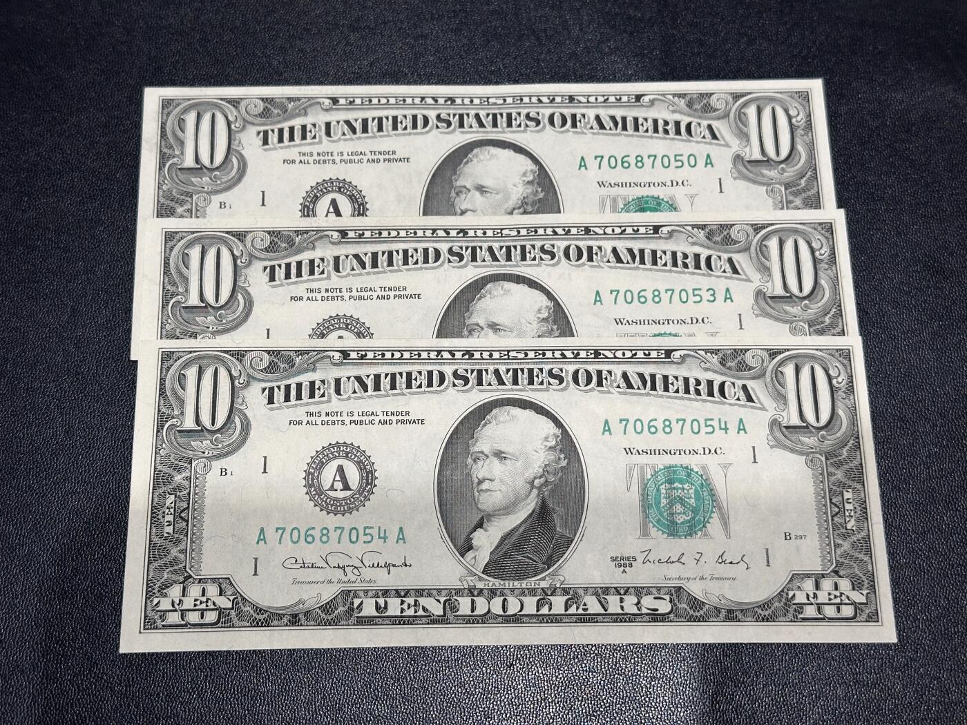 《外钞收藏家》第六百二十八期（精品百拍场）（长期征集拍品、欢迎藏友们联系合作） 1988年美国小头版10美元 3张一起 AA冠 AU品相