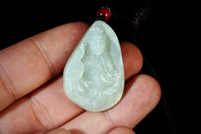 上海都达杂项专场102【全场包邮】  天然和田玉精雕《持莲观音》挂件97-45