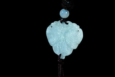 上海都达杂项专场102【全场包邮】  天然冰糯种翡翠（A货）精雕《蝴蝶翩翩》挂件 附鉴定证书97-55