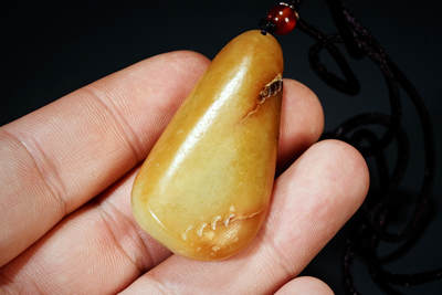 上海都达杂项专场102【全场包邮】  天然和田玉精雕《喜上眉梢》挂件97-43