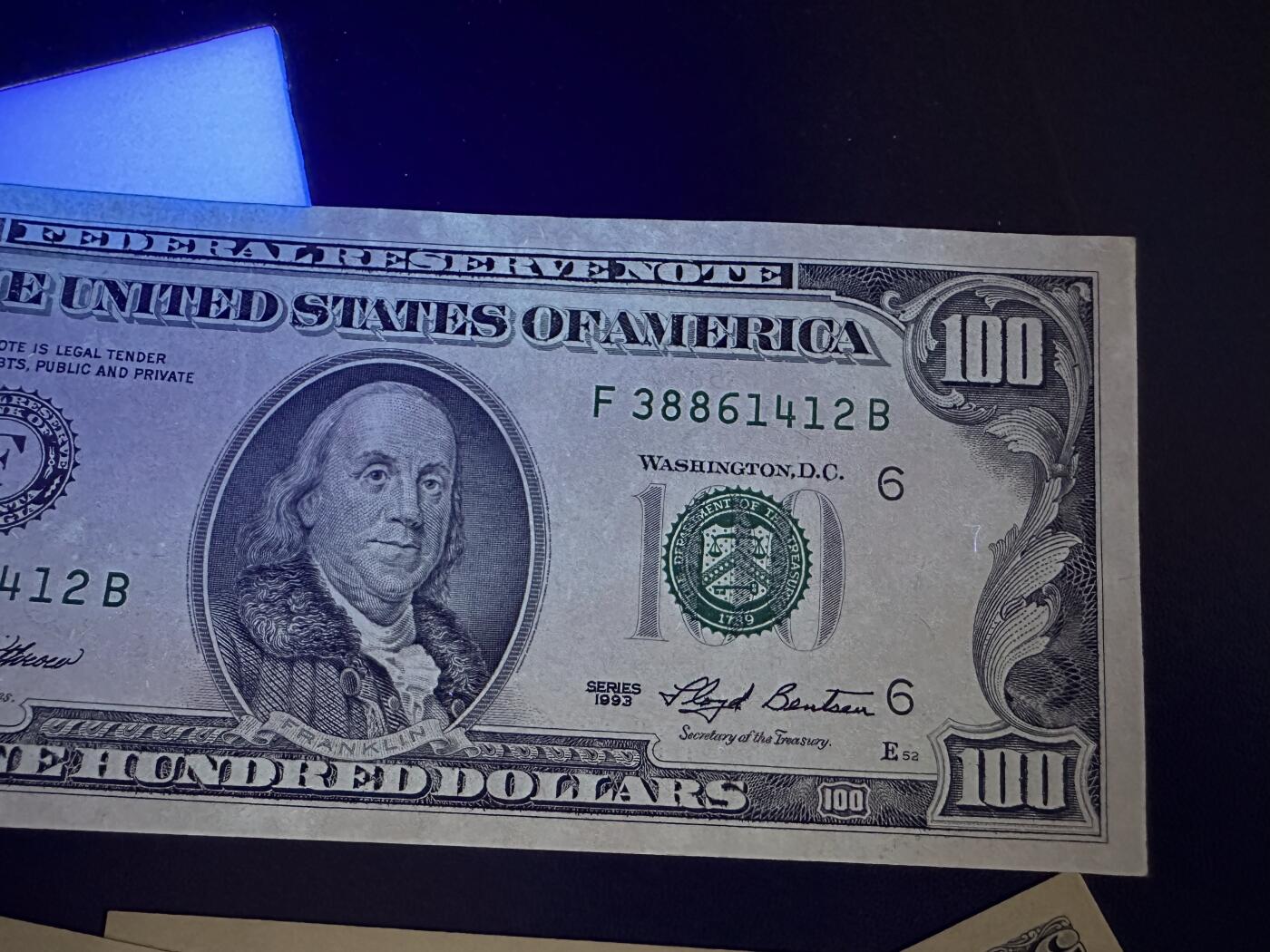 《外钞收藏家》第六百二十八期（精品百拍场）（长期征集拍品、欢迎藏友们联系合作） 日本500日元全新+1993年小头版100美元无折有黄潮斑UNC-