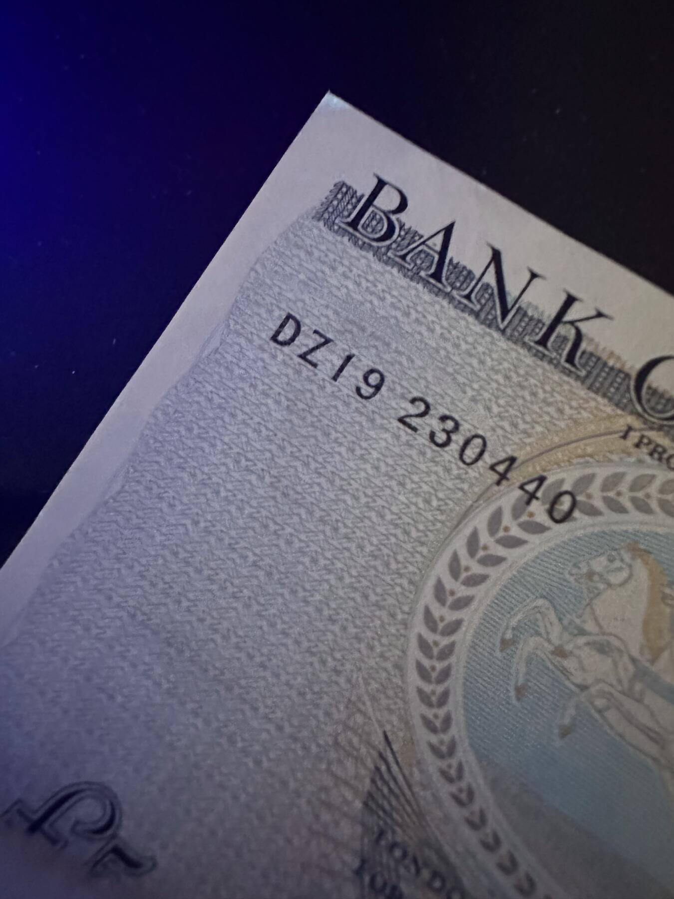 《外钞收藏家》第六百二十八期（精品百拍场）（长期征集拍品、欢迎藏友们联系合作） 英国D序列1和5镑 2张一起 全新UNC 5镑角不绝