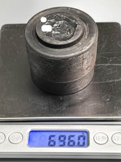 小驴勋章奖章收藏4月18日周六晚六点拍卖（珍爱和平，收藏战争，铭记历史，勿忘国耻，忠党爱国。有偿代拍，送拍规则在简介最后，参拍须阅读规则后再参拍，关系到运费包装发货时效真假辨别等关键信息，拍卖时不再发原图，看大图店主微信码在拍卖店铺介绍里或者找我要） 画家和兴登堡纪念章原模模具，一斤半重，罕见，比章贵，几千的东西