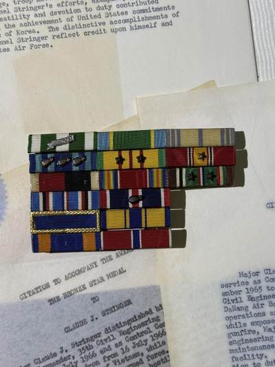 戎马世界章牌大赏第115期 美国空军建设人员奖章大套，包含得主获得的三枚奖章，勋标与各种证章，证书证件等，内容非常丰富，得主参与了二战越战，在韩国与阿波罗计划航天基地附近驻扎与参与建设过