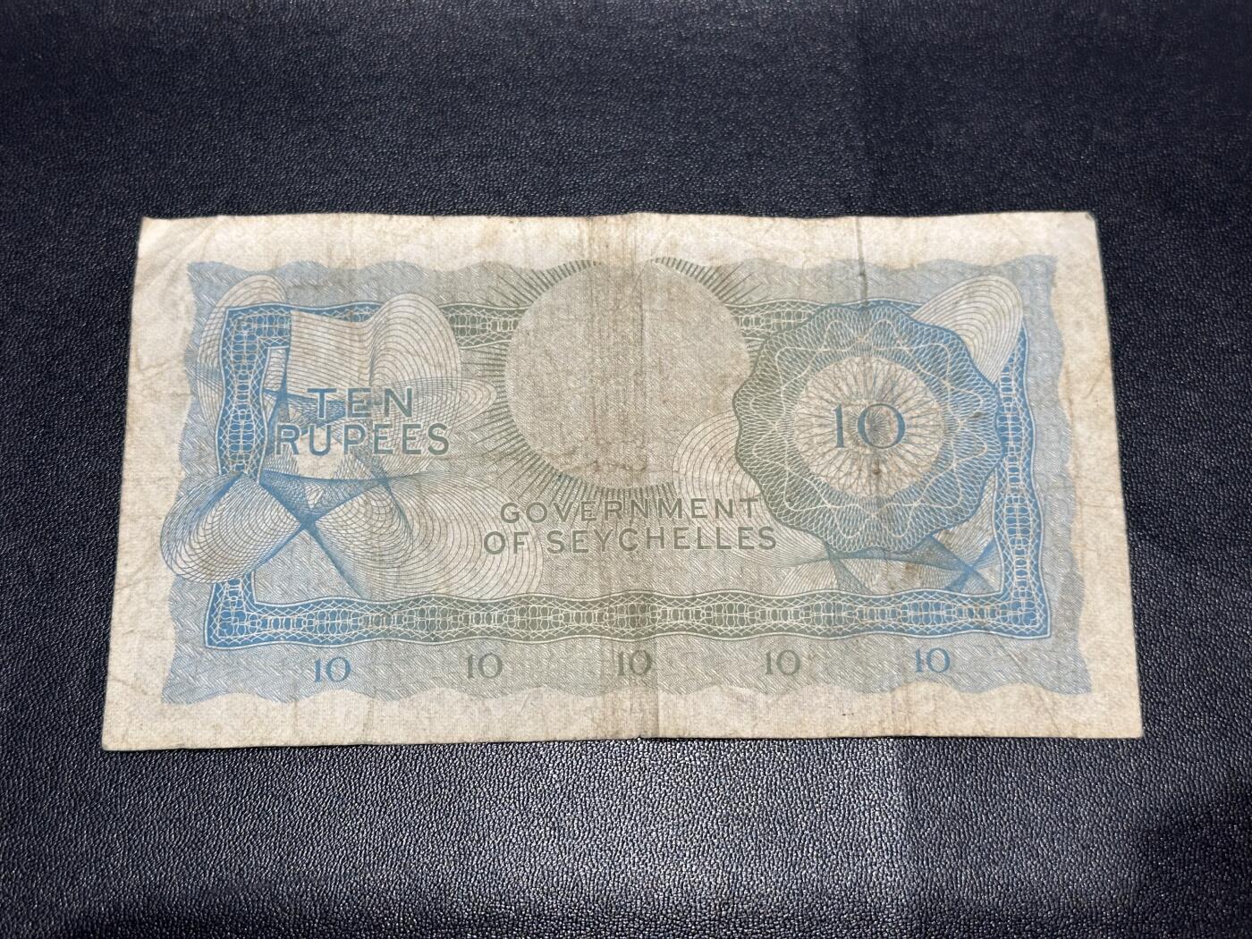 《外钞收藏家》第六百二十八期（精品百拍场）（长期征集拍品、欢迎藏友们联系合作） 1968年塞舌尔10卢比 非全新 品相如图 A/1冠