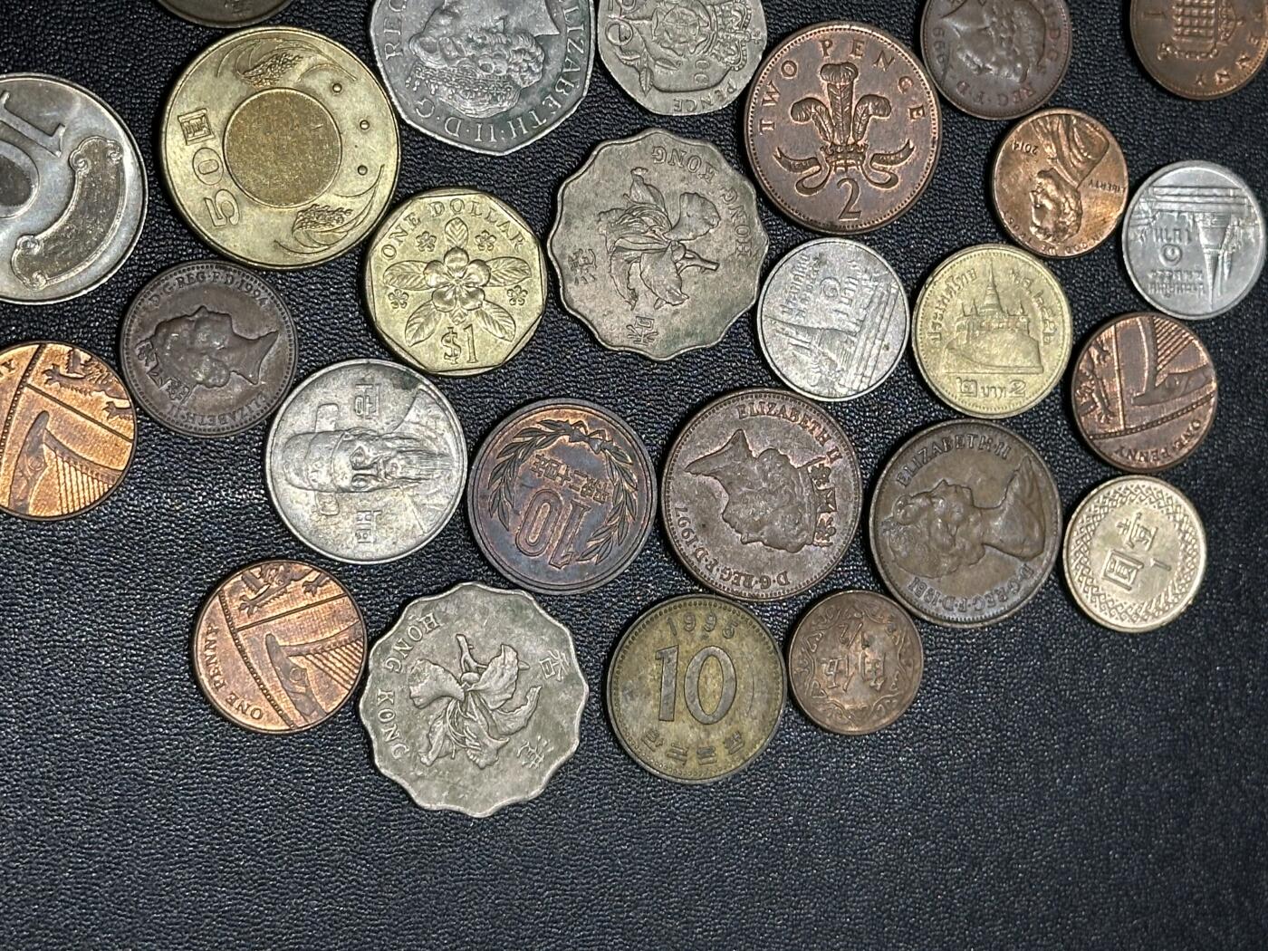 《外钞收藏家》第六百二十八期（精品百拍场）（长期征集拍品、欢迎藏友们联系合作） 几十枚硬币一起 如图