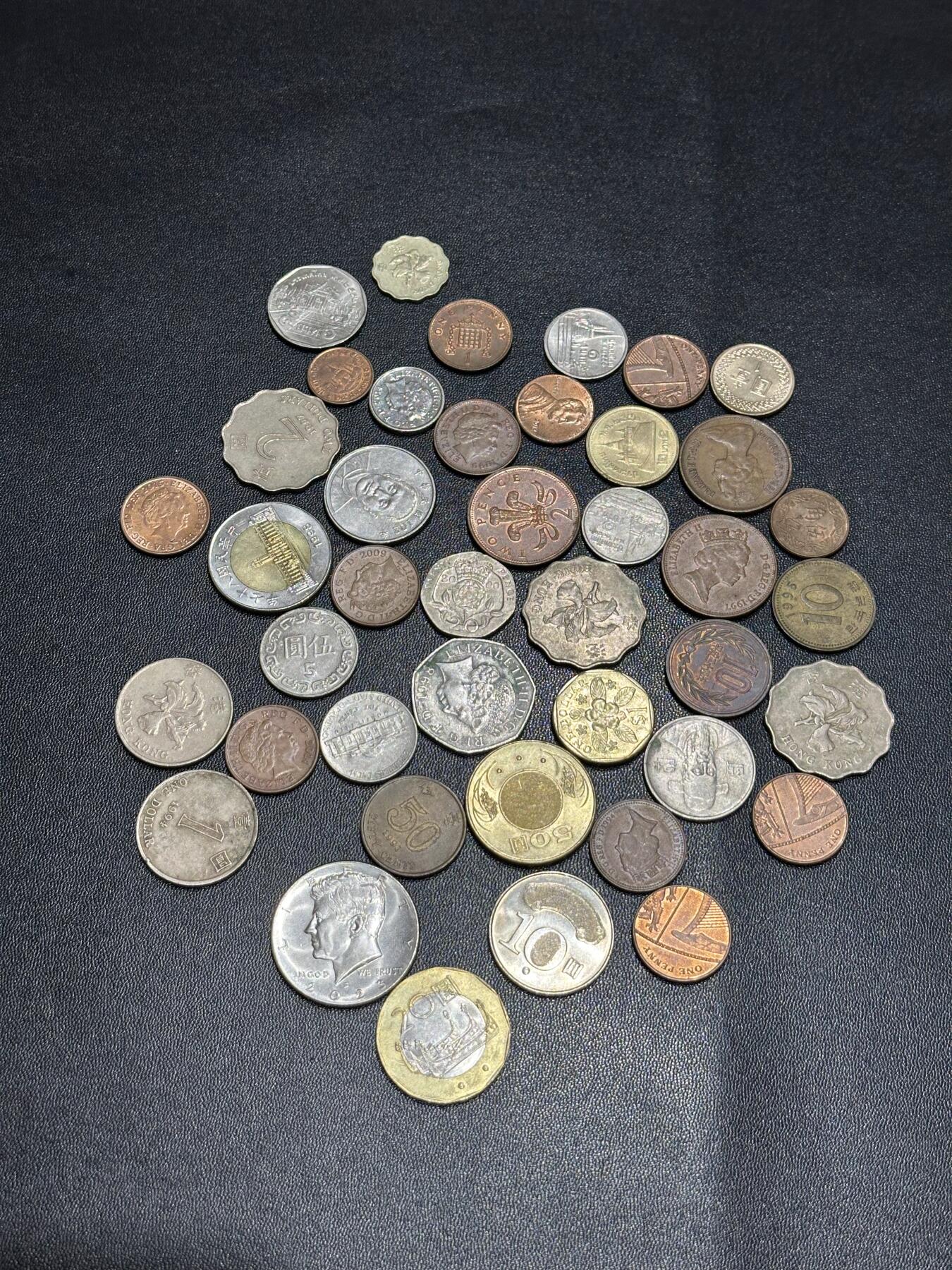 《外钞收藏家》第六百二十八期（精品百拍场）（长期征集拍品、欢迎藏友们联系合作） 几十枚硬币一起 如图