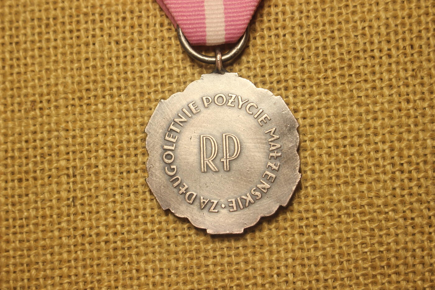 2026.4.21杂货小拍卖 波兰金婚奖章一组，附带原主人获奖时的照片一组，库存品相