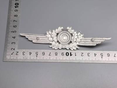 小驴勋章奖章收藏4月18日周六晚六点拍卖（珍爱和平，收藏战争，铭记历史，勿忘国耻，忠党爱国。有偿代拍，送拍规则在简介最后，参拍须阅读规则后再参拍，关系到运费包装发货时效真假辨别等关键信息，拍卖时不再发原图，看大图店主微信码在拍卖店铺介绍里或者找我要） 得三空军帽徽