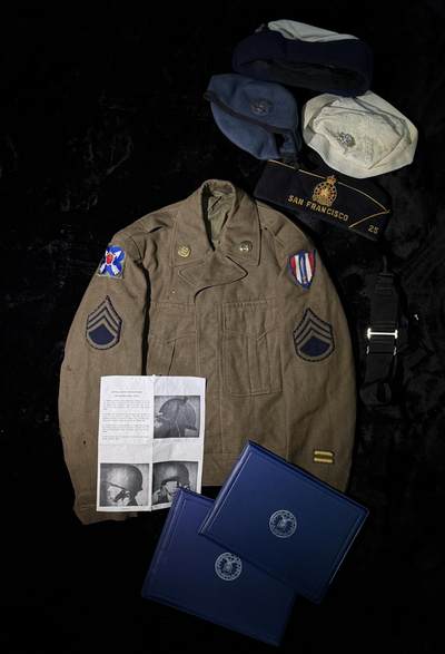 戎马世界章牌大赏第115期 美国飞行员衣服与空军嘉奖以及服役功绩奖章证书一套，获得事迹分别为保障联队从F-4鬼怪到F-16战隼的平稳换装转型以及在担任驻英国本特沃特斯第81战术战斗机联队生命保障主管期间以极强专业能力保障战机完好率，所属单位获评驻欧空军年度最优，为美国空军赢得重大荣誉