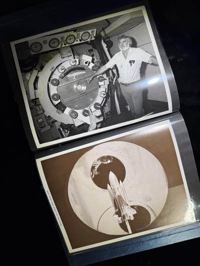 戎马世界章牌大赏第115期 美国证书套，属于柯伊柏机载天文台负责人Robert H. Arnold，他曾作为航空电子技术人员在美国海军服役，后转到美国空军，继续从事飞机航空电子设备专业相关工作。1968年从部队退役后在艾姆斯研究中心（Ames Research Center）工作，担任柯伊伯空中天文台（KAO）负责人，参与了一系列的科学发现，包括天王星存在光环、冥王星周围的大气和星际介质中存在水蒸气等