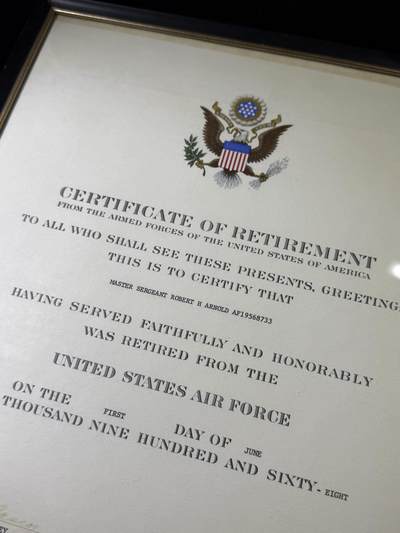 戎马世界章牌大赏第115期 美国证书套，属于柯伊柏机载天文台负责人Robert H. Arnold，他曾作为航空电子技术人员在美国海军服役，后转到美国空军，继续从事飞机航空电子设备专业相关工作。1968年从部队退役后在艾姆斯研究中心（Ames Research Center）工作，担任柯伊伯空中天文台（KAO）负责人，参与了一系列的科学发现，包括天王星存在光环、冥王星周围的大气和星际介质中存在水蒸气等