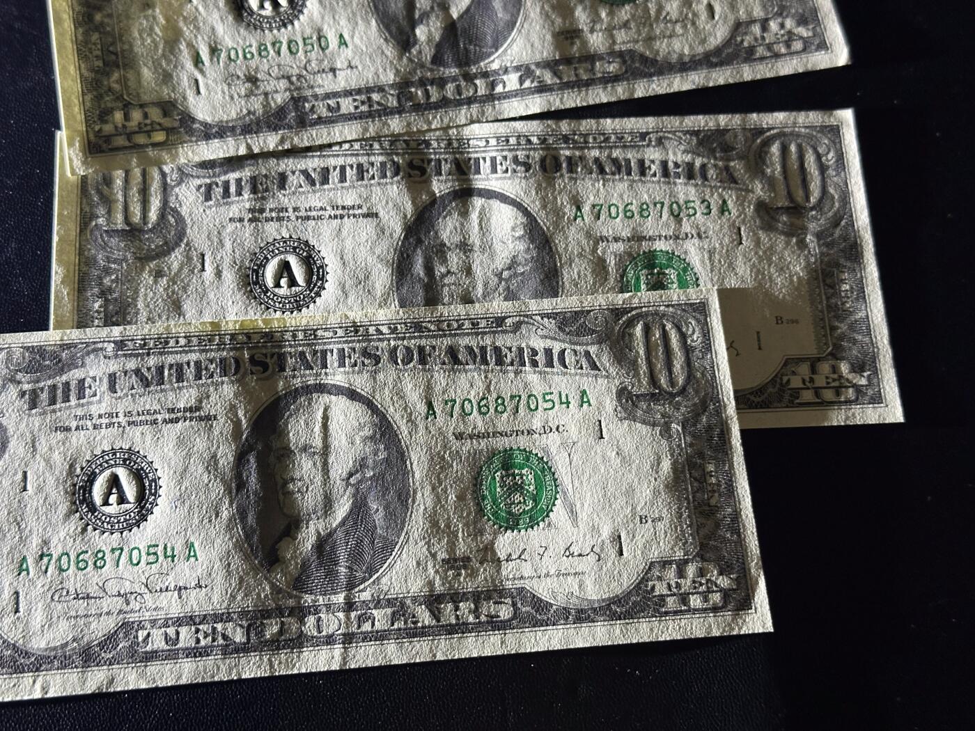 《外钞收藏家》第六百二十八期（精品百拍场）（长期征集拍品、欢迎藏友们联系合作） 1988年美国小头版10美元 3张一起 AA冠 AU品相