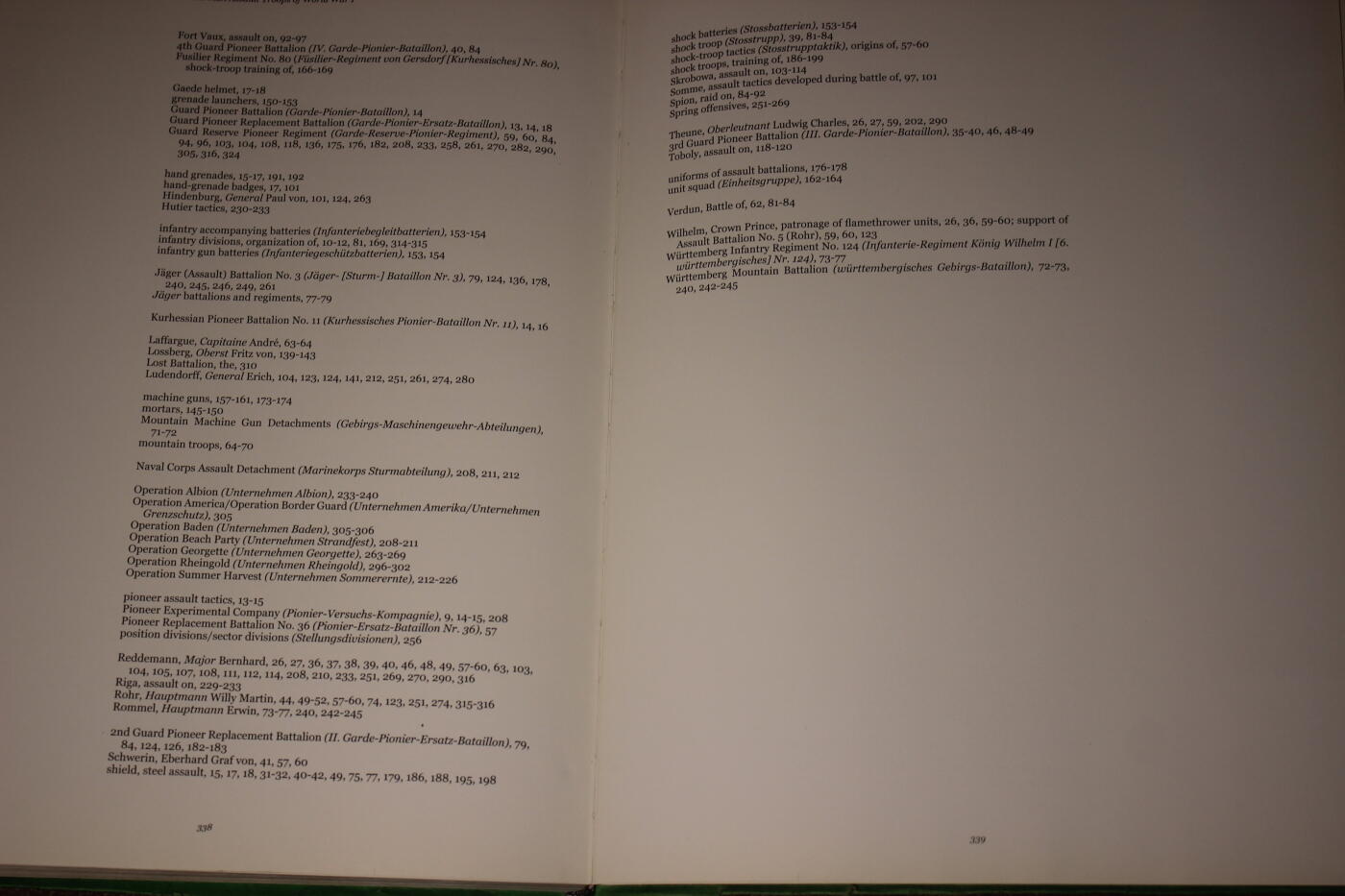 2026.4.21杂货小拍卖 《一战风暴突击队》，schiffer出版社出品，全书337页，详细介绍了突击的历史渊源，战术，武器装备，奖章制服等，硬壳封面遗失，内页完好
