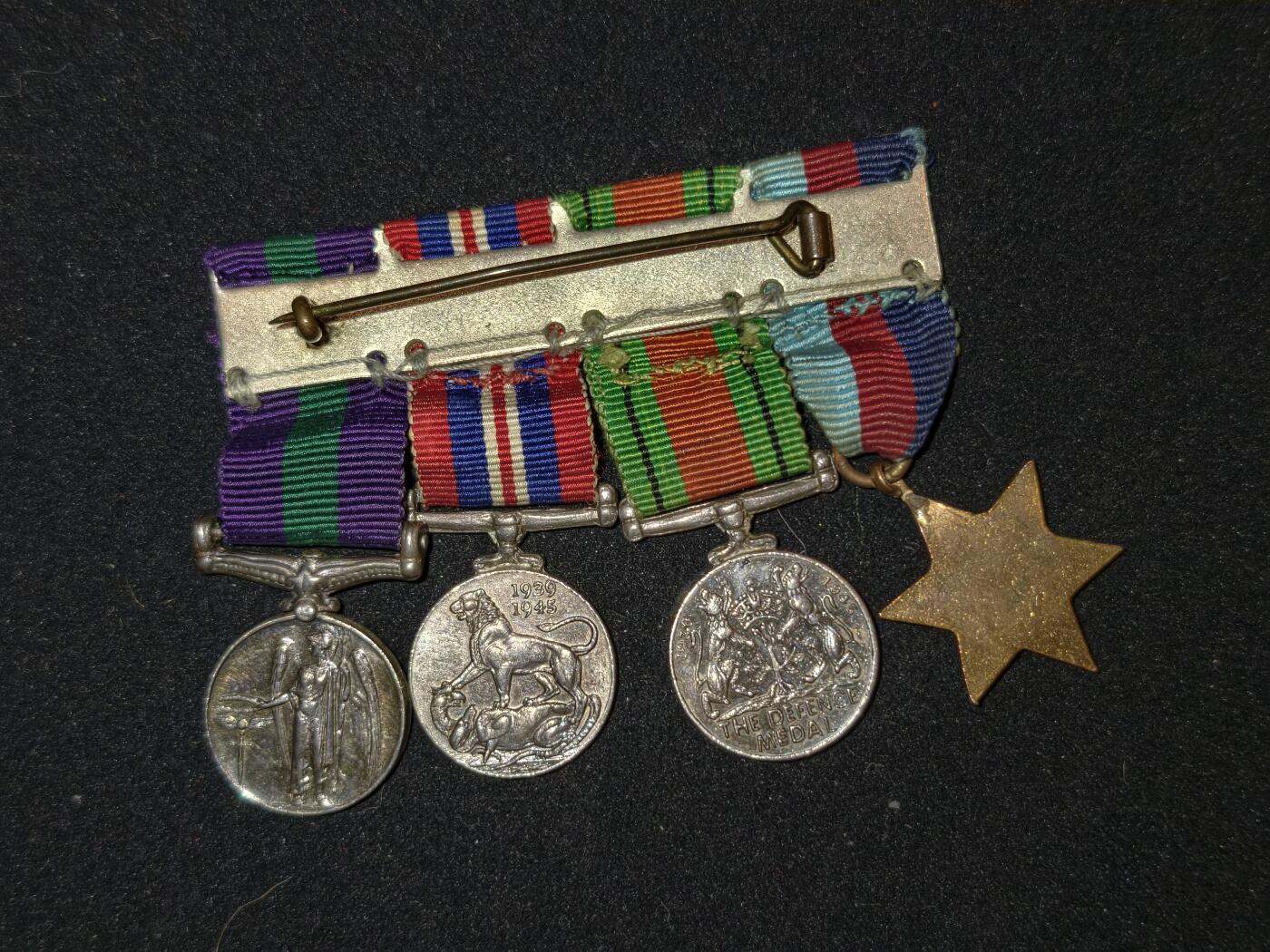 凯旋世界勋赏（第23期）（欢迎送拍）（对拍品有疑问请询问客服，不接受到手刀，出价默认拍品品相。请认真阅读拍卖规则！出价默认已认可！）（收到货请录制开箱视频，无视频概不处理问题。） 英国 mini联排 四联排 后三个章都是银质 分别为 二战之星，二战基础二联章，以及乔六版常规服役奖章 授予 皇家炮兵少校 R·A·J 沃利 和其他两个mini联排的得主为家人关系