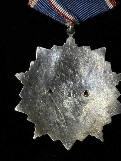 戎马世界章牌大赏第115期 南斯拉夫五级旗帜勋章，银制，第一版，590号，重达50g左右，带号版很少见