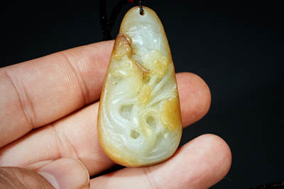 上海都达杂项专场102【全场包邮】  天然和田玉精雕《喜上眉梢》挂件97-43