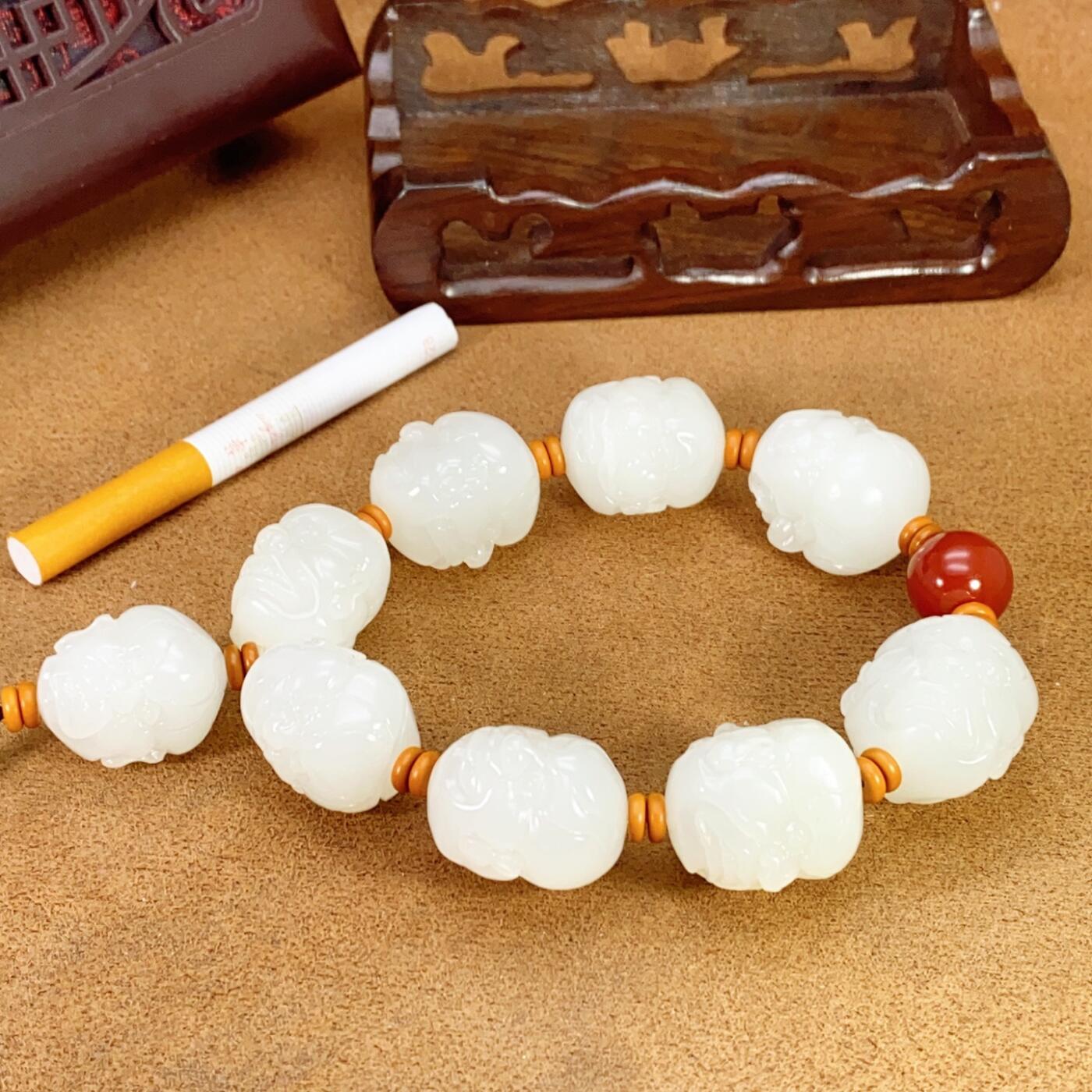 新疆和田玉作品，十八罗汉手持，154.58g，白度一级，油性好，脂粉感十足，超大颗粒，颗颗立体双面工，品相霸气！