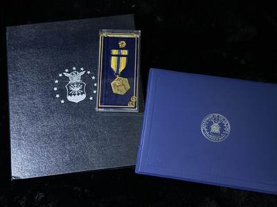 戎马世界章牌大赏第115期 美国空军建设人员奖章大套，包含得主获得的三枚奖章，勋标与各种证章，证书证件等，内容非常丰富，得主参与了二战越战，在韩国与阿波罗计划航天基地附近驻扎与参与建设过