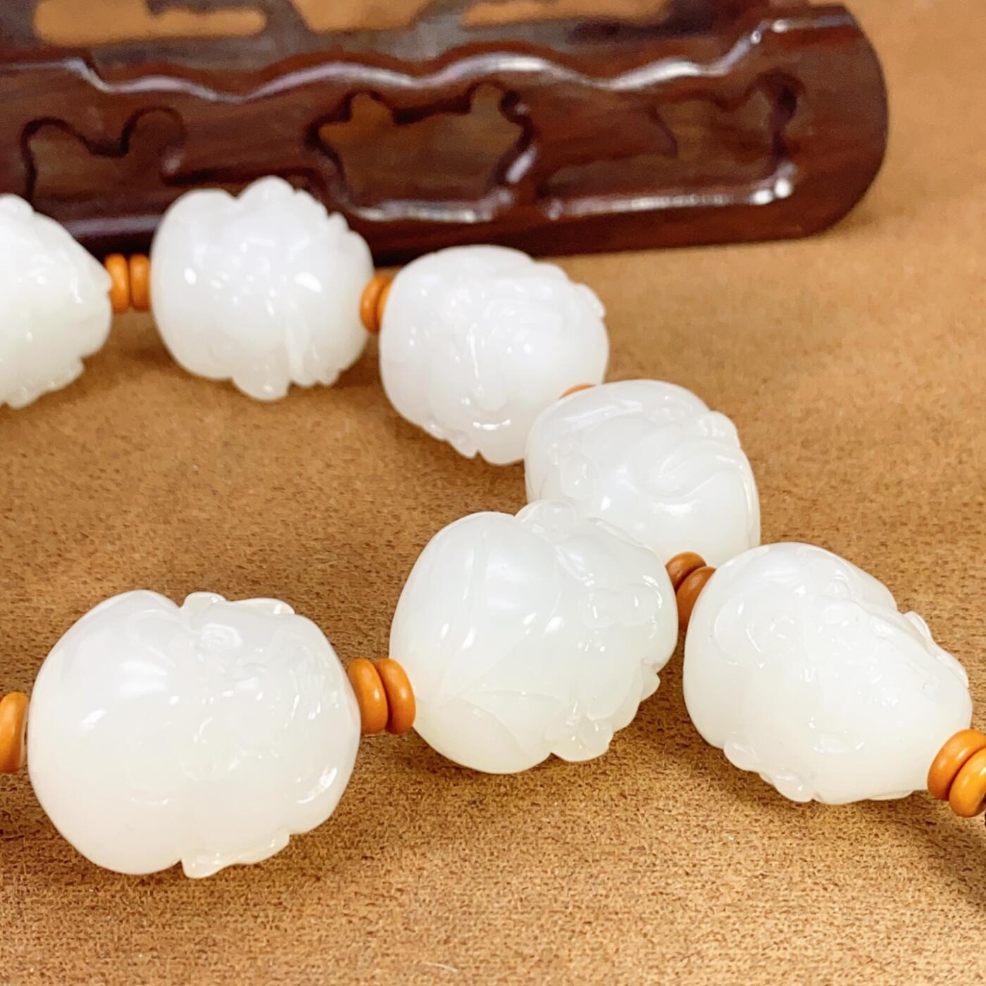 新疆和田玉作品，十八罗汉手持，154.58g，白度一级，油性好，脂粉感十足，超大颗粒，颗颗立体双面工，品相霸气！